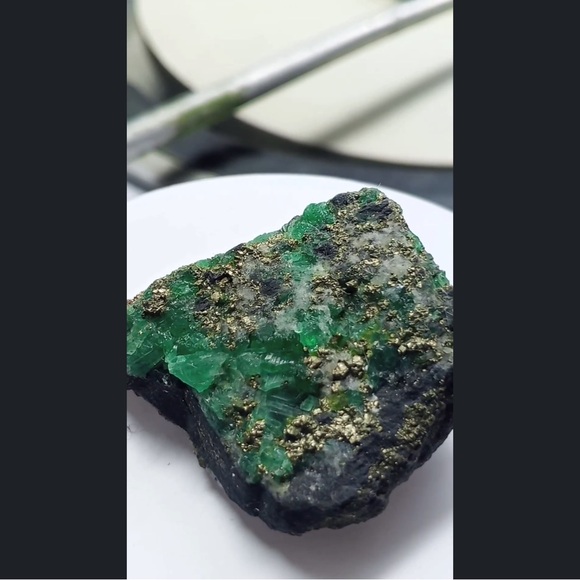 Amazing rough emerald stone with rock ! What you do?? - Picture 1 of 4